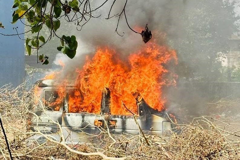 யாழ் நகரில், யாழ் நகரில் எரிந்து நாசமான வாகனம்-யாழ் நகரில் எரிந்து நாசமான வாகனம்-பதறி ஓடிய உரிமையாளர்..!{படங்கள்}-oneindia news